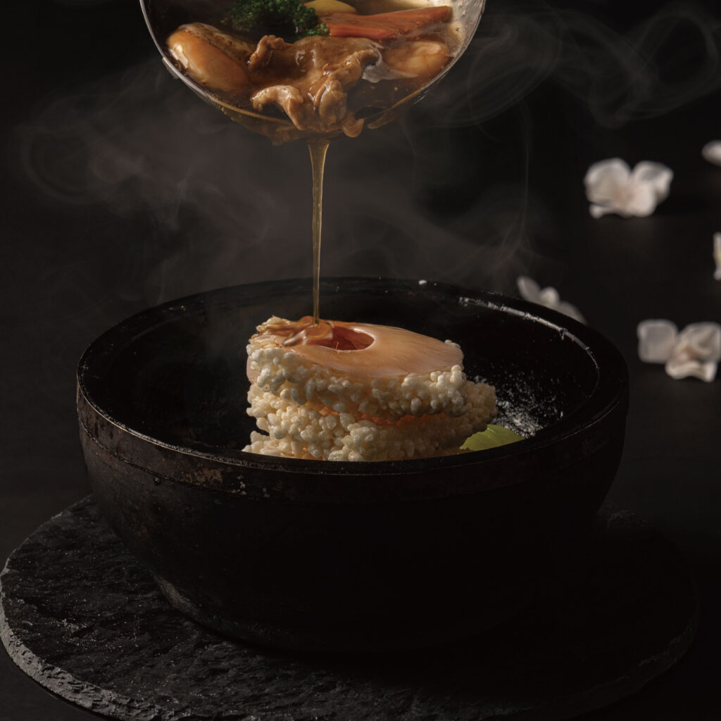 湯気までごちそうの、熱々「石鍋おこげ」 海鮮五目とふかひれを味わう秋冬限定ディナー